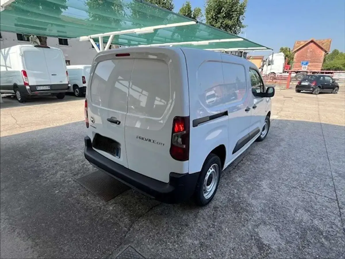 Usata Toyota Proace City City 102 CV (75 kW) 2021 Bianco Monovolume