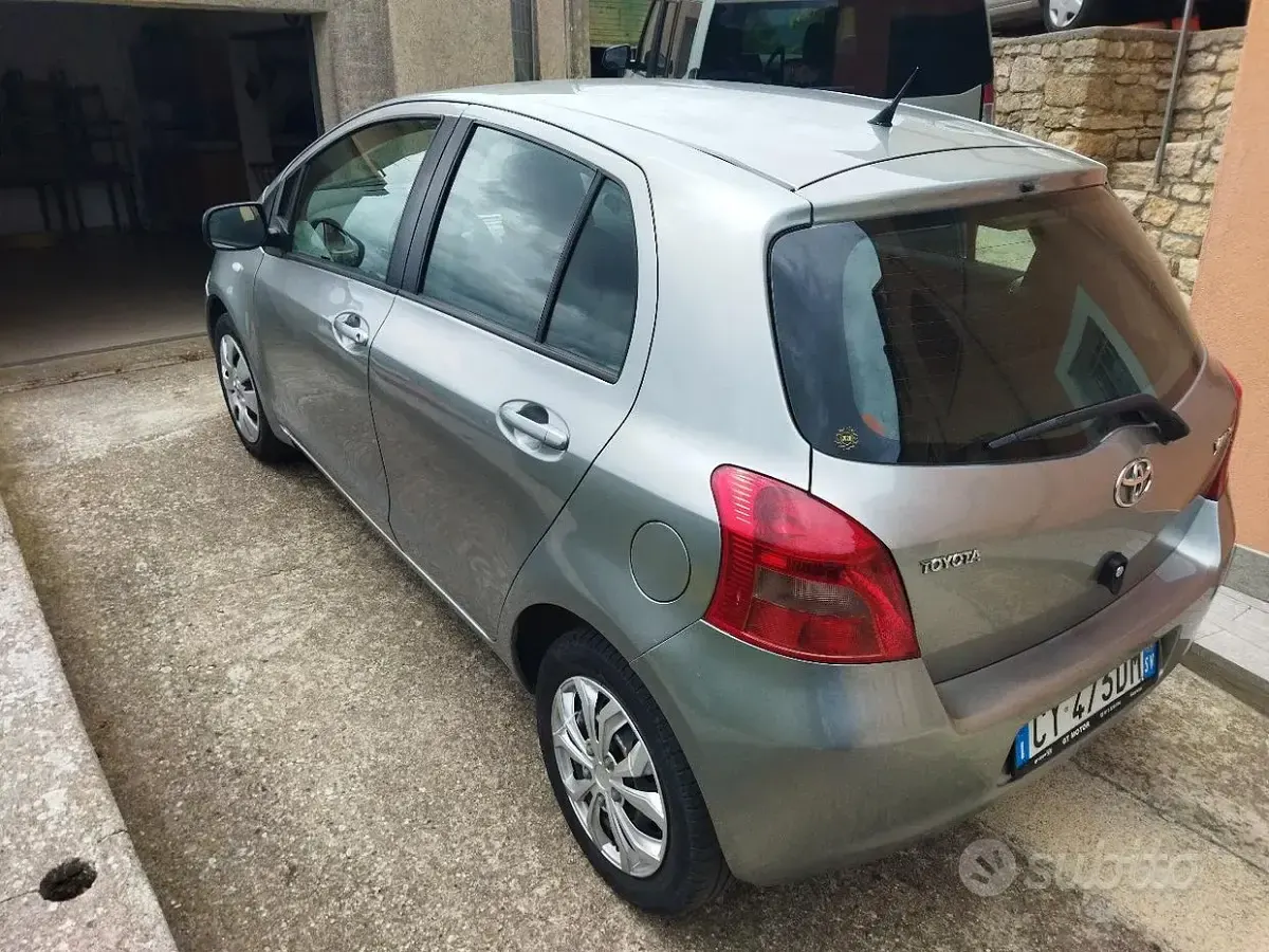 Usata Toyota Yaris 90 CV (66 kW) 2006 Grigio Utilitaria