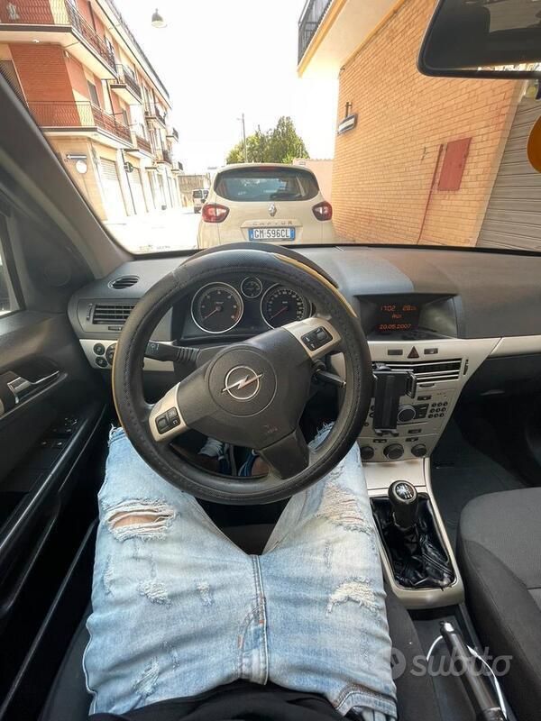 Grigio Usata 2010 Opel Astra Enjoy Due volumi | 3250 € (Super prezzo) - Immagine 1/4