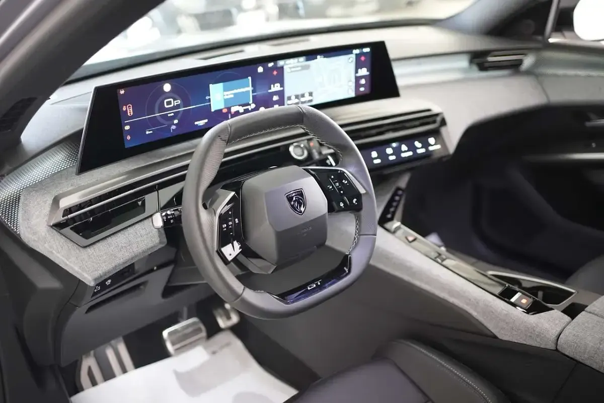 Nuova Peugeot 3008 GTi 136 CV (100 kW) 2025 Titan grey SUV