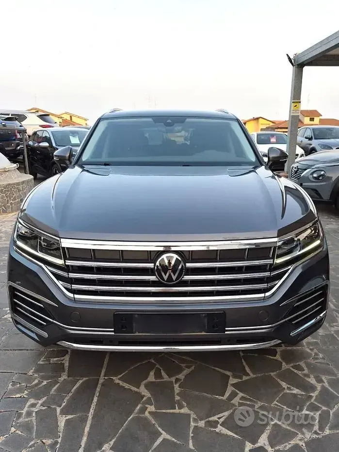 Usata VW Touareg Elegance 286 CV (210 kW) 2023 Grigio SUV