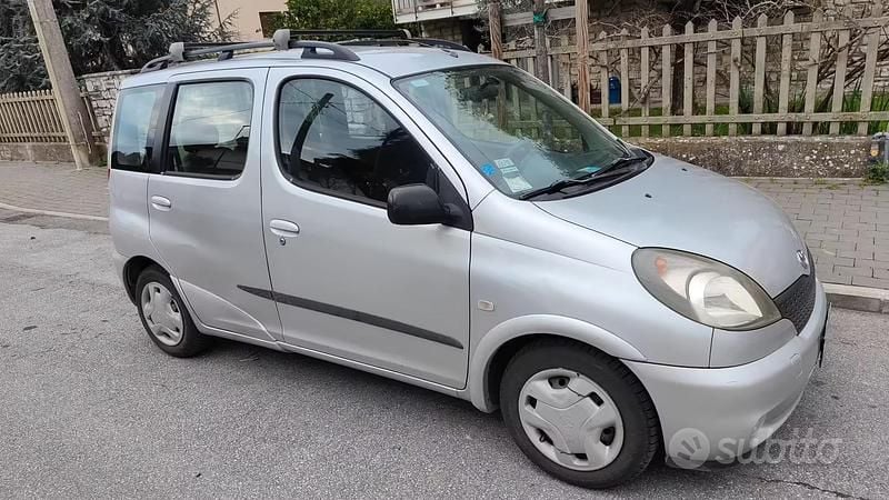 Usata Toyota Yaris Verso 2000 Grigio Monovolume
