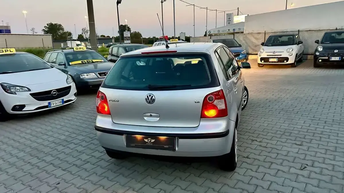 Usata VW Polo Comfortline 64 CV (47 kW) 2002 Argenta metallizzata Utilitaria