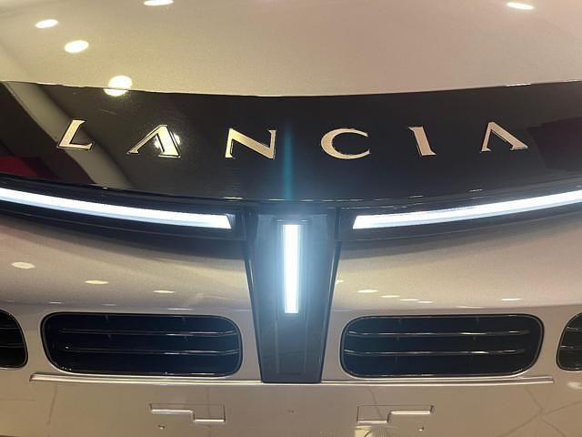 Usata Lancia Ypsilon 101 CV (74 kW) 2024 Grigio Utilitaria