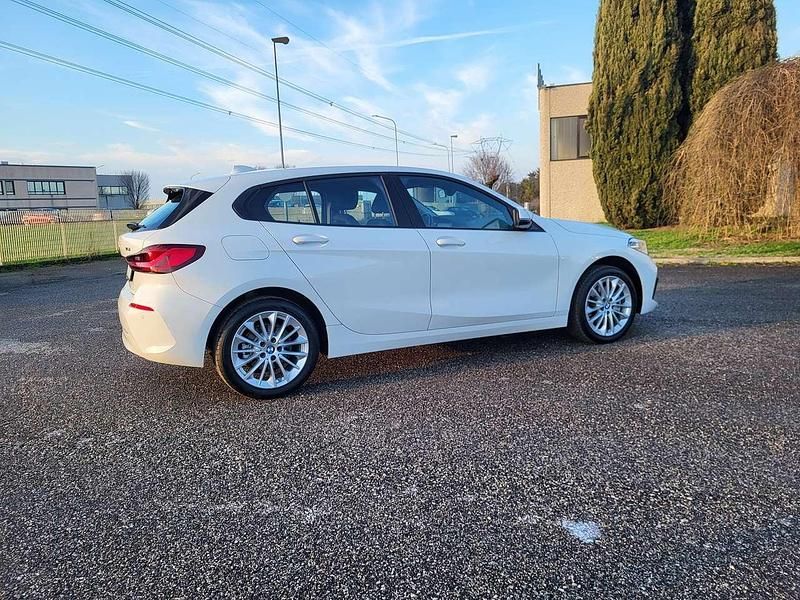 Usata BMW 116 Advantage 109 CV (80 kW) 2023 White pastello Utilitaria