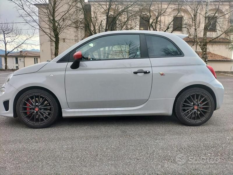 Usata Abarth 695 180 CV (132 kW) 2023 Grigio Utilitaria