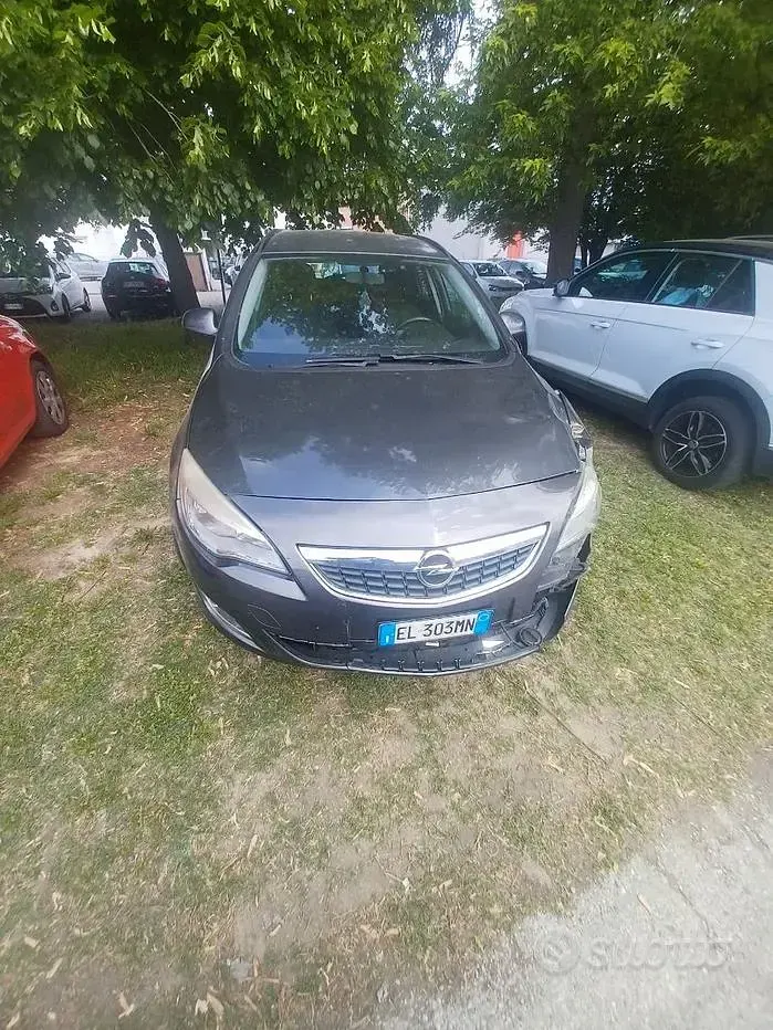 Usata Opel Astra 80 CV (58 kW) 2011 Marrone Station wagon