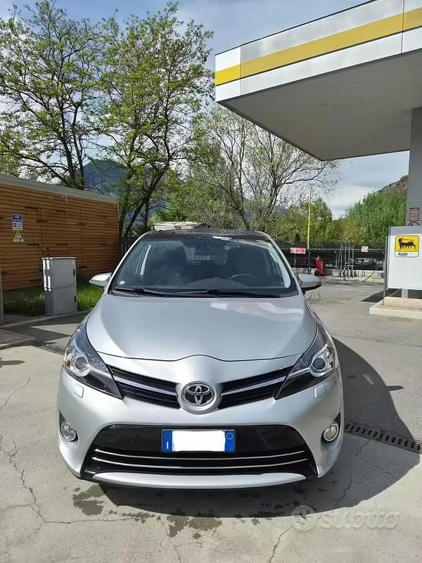 Usata Toyota Verso 112 CV (82 kW) 2015 Grigio Monovolume