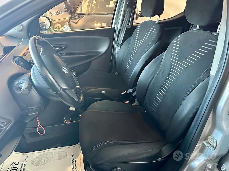 Usata Lancia Ypsilon Gold 69 CV (50 kW) 2012 Argento Utilitaria