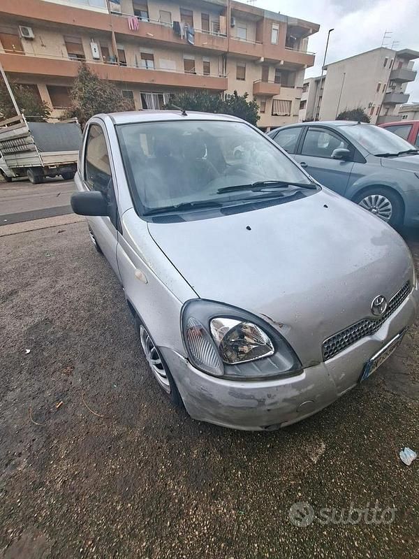 Usata Toyota Yaris 2000 Grigio Berlina