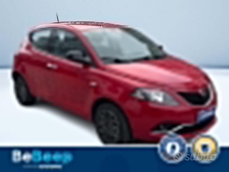 Rosso metallizzato Usata 2022 Lancia Ypsilon Silver Due volumi | 10.200 € (Buon prezzo) - Immagine 1/4