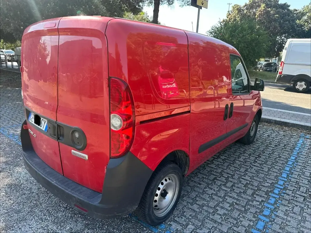 Usata Fiat Doblò 95 CV (69 kW) 2021 Rosso Monovolume