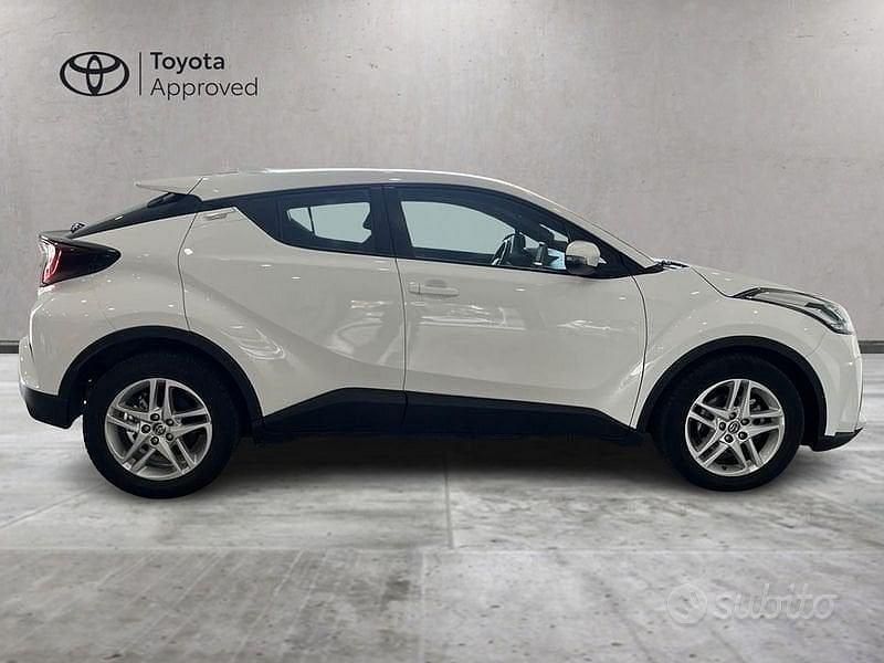 Usata Toyota C-HR Active 122 CV (89 kW) 2023 Bianco SUV