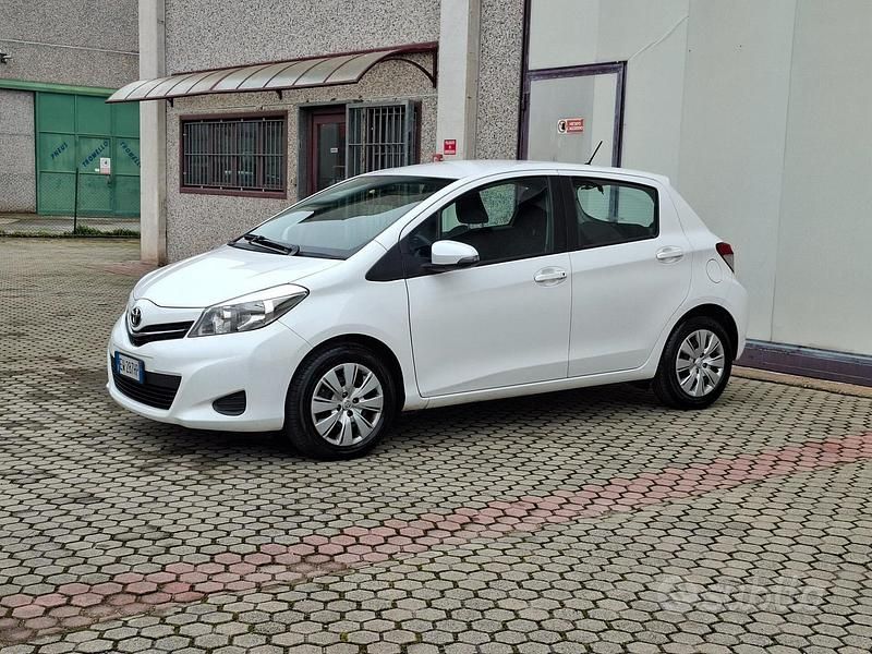 Usata Toyota Yaris Lounge 69 CV (50 kW) 2014 Bianco Utilitaria