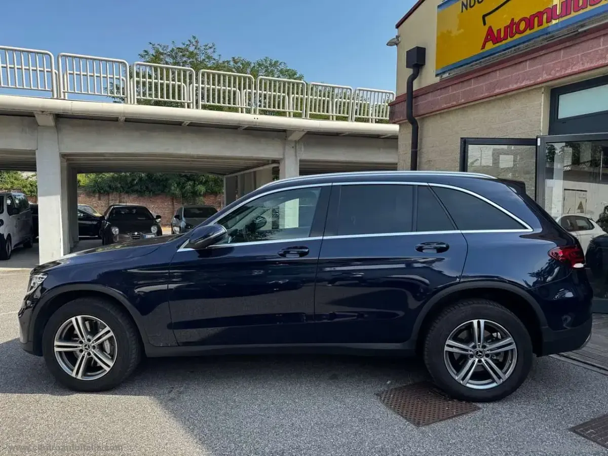 Usata Mercedes GLC300 Business 194 CV (142 kW) 2022 Blu/azzurro SUV