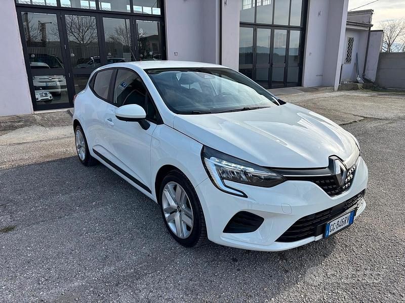 Używany Renault Clio V Business 91 KM (66 kW) 2021 Biały Sedan/Limuzyna