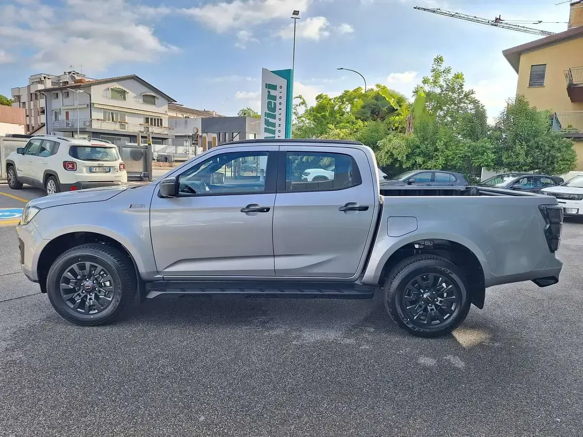 Nuova Isuzu D-Max 163 CV (119 kW) 2026 Mercury silver Pick-up