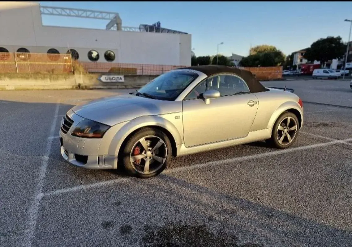Usata Audi TT Roadster 150 CV (110 kW) 2001 Grigio Cabrio