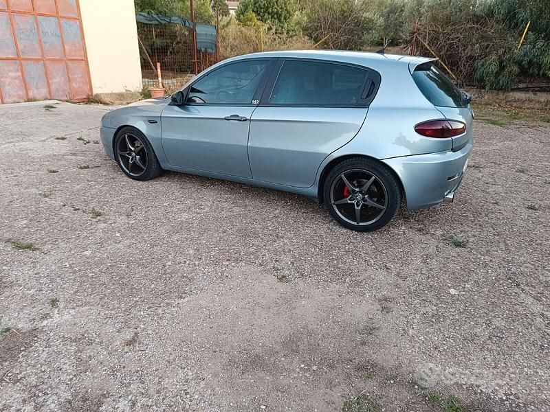Usata Alfa Romeo 147 Distinctive 140 CV (102 kW) 2004 Blu Utilitaria