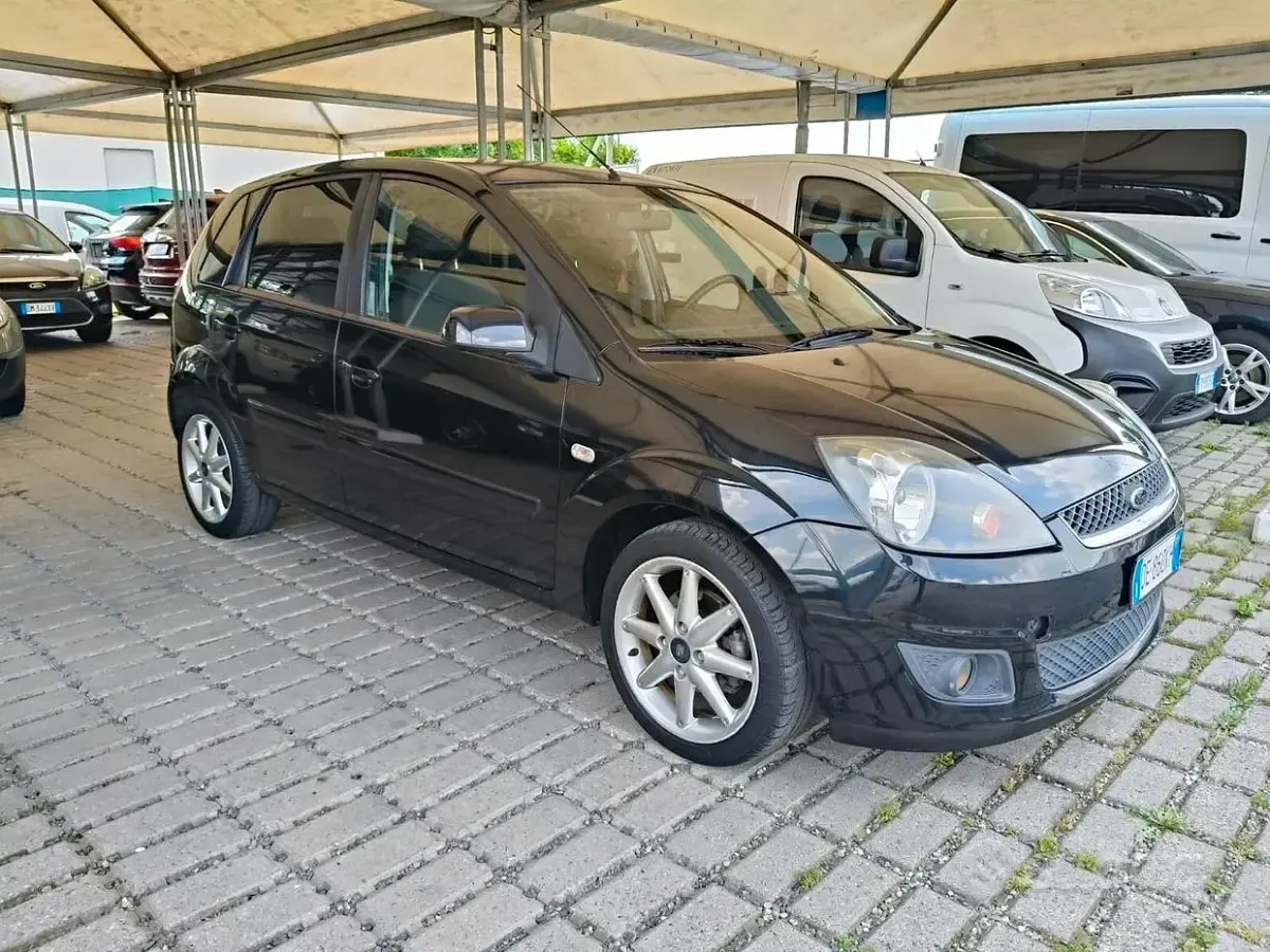 Usata Ford Fiesta Ghia 68 CV (50 kW) 2007 Nero Utilitaria