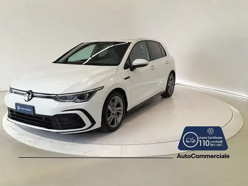 Używany VW Golf VIII R-line 150 KM (110 kW) 2022 Biały Sedan/Limuzyna
