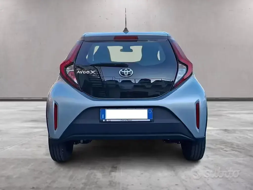 Usata Toyota Aygo X Active 72 CV (52 kW) 2022 Argento SUV