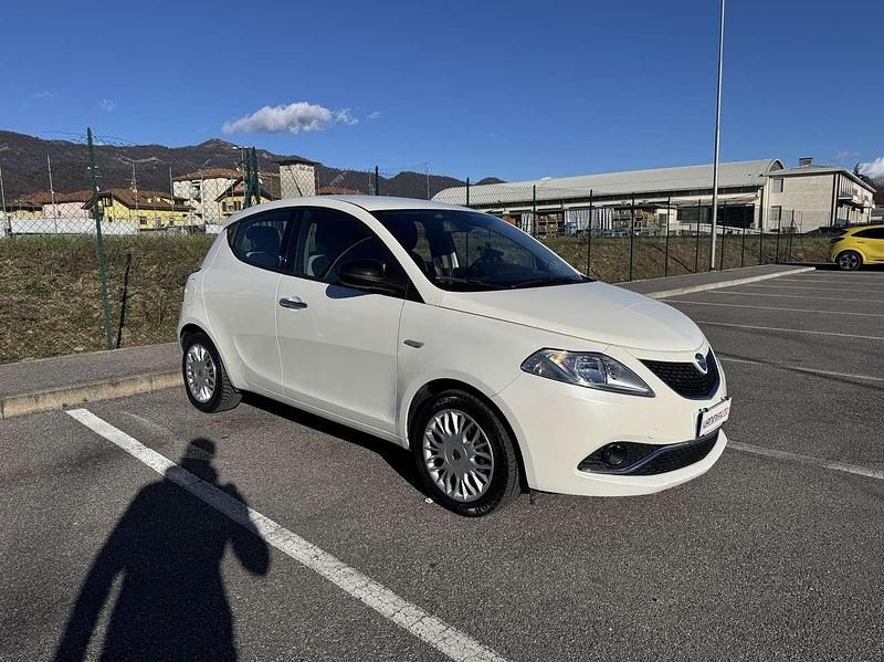 Usata Lancia Ypsilon Silver 69 CV (50 kW) 2016 Bianco Utilitaria