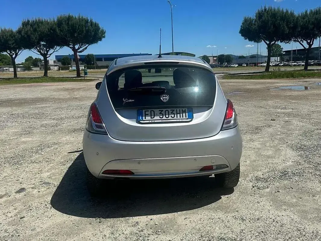 Usata Lancia Ypsilon Silver 69 CV (50 kW) 2016 Argento Utilitaria