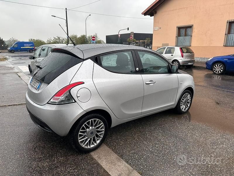 Usata Lancia Ypsilon Gold 69 CV (50 kW) 2012 Grigio Utilitaria