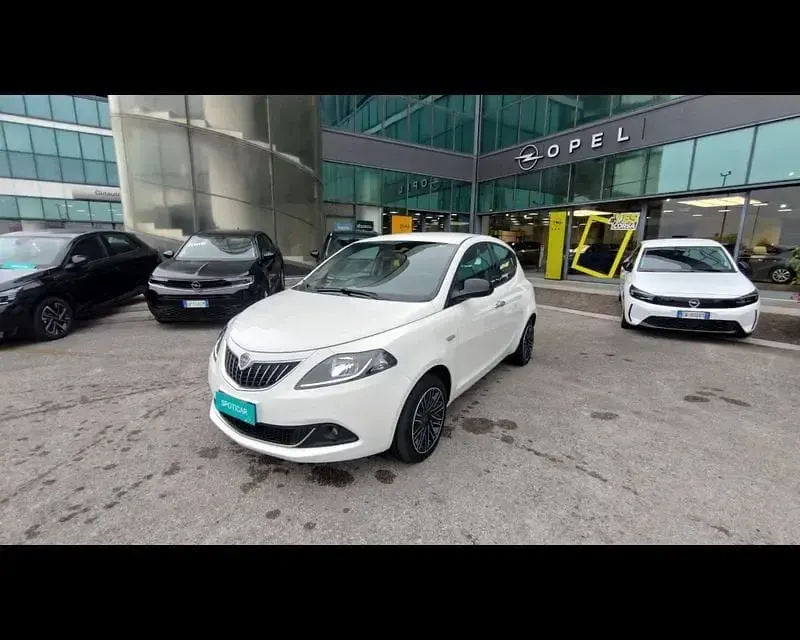 Usata Lancia Ypsilon Gold 69 CV (50 kW) 2022 Argento Utilitaria