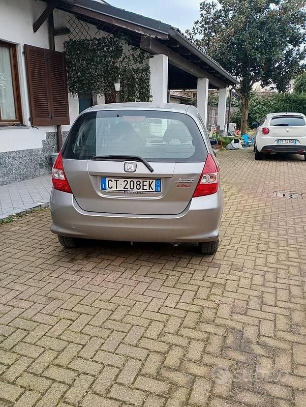 Usata Honda Jazz 78 CV (57 kW) 2005 Grigio Utilitaria