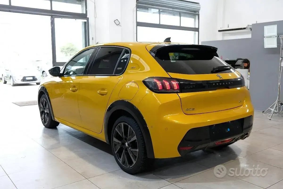 Usata Peugeot 208 GT 101 CV (74 kW) 2022 Giallo Utilitaria