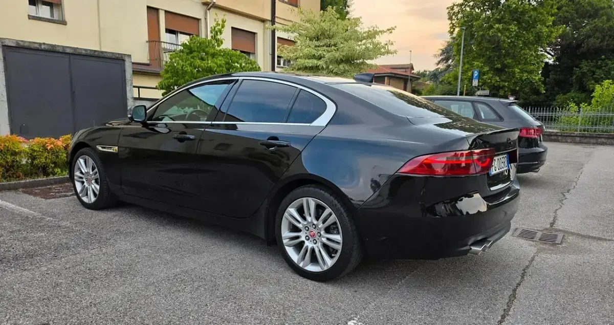 Usata Jaguar XE Portfolio 180 CV (132 kW) 2017 Nero Berlina