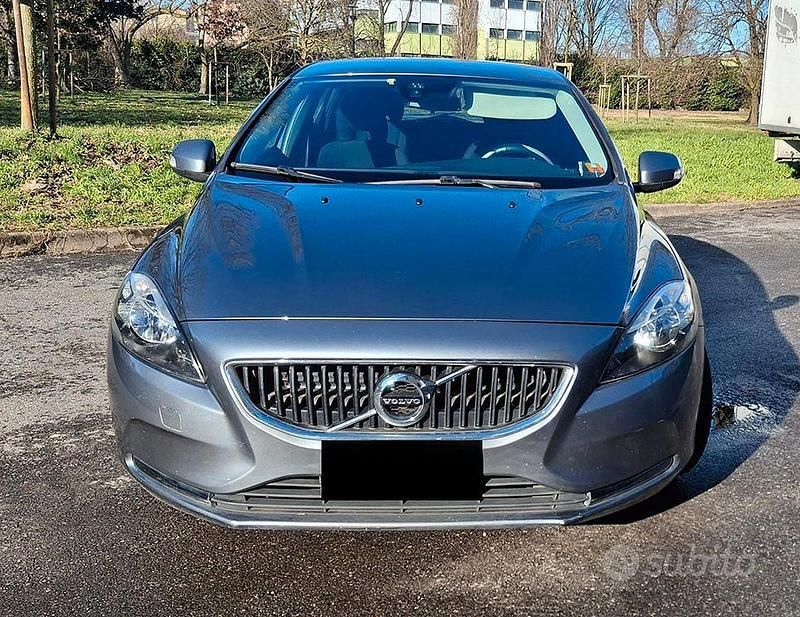 Usata Volvo V40 Momentum 2018 Grigio Berlina