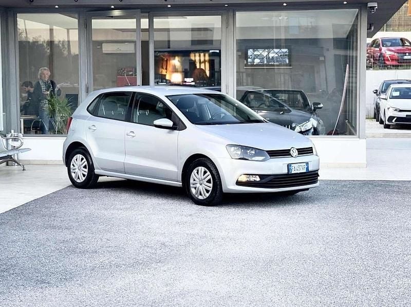 Grigio Usata 2015 VW Polo Tre volumi | 8900 € (Buon prezzo) - Immagine 1/4