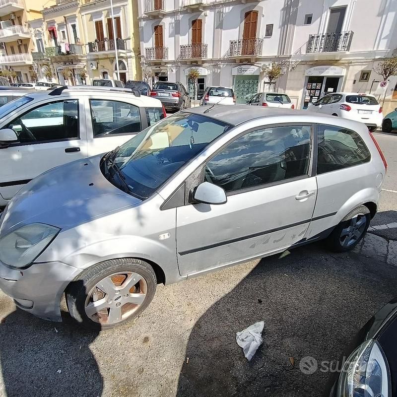 Usata Ford Fiesta 75 CV (55 kW) 2005 Grigio Utilitaria