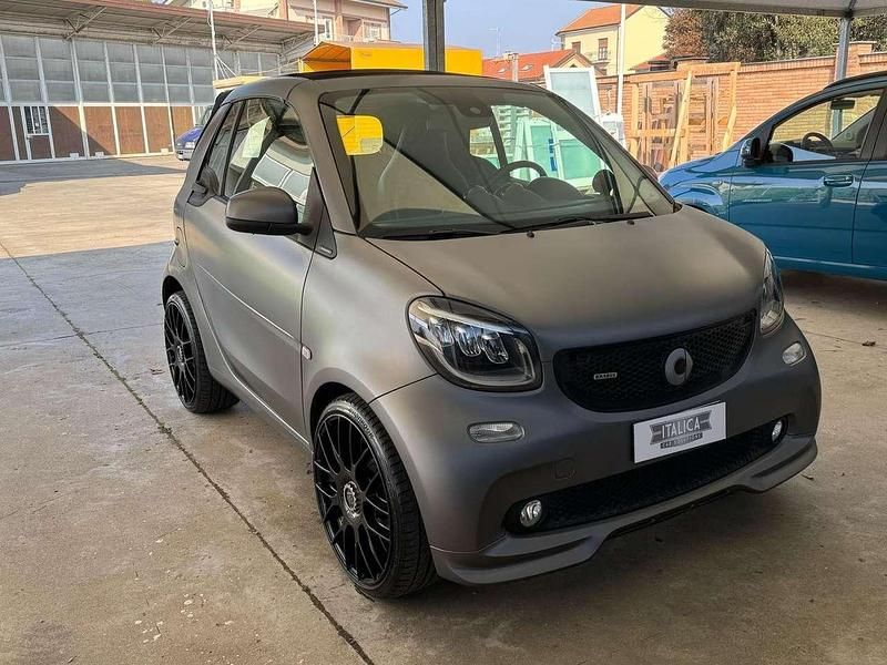 Grigio satinato Usata 2018 Smart ForTwo Cabrio Brabus Xclusive Cabrio | 24.900 € (Buon prezzo) - Immagine 1/4