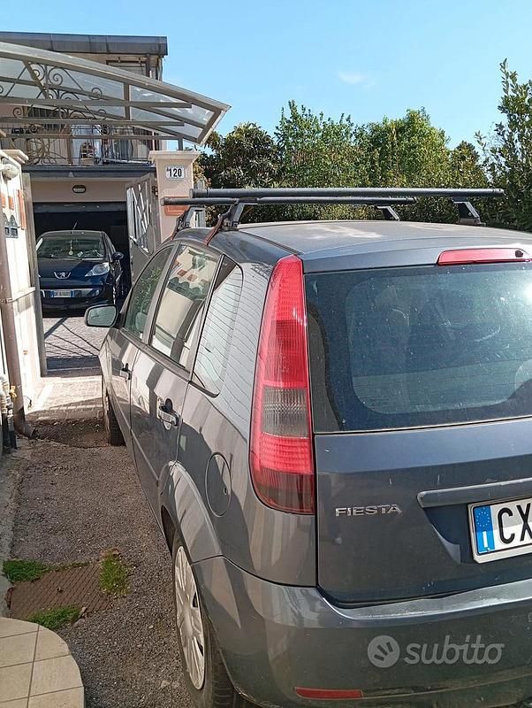 Usata Ford Fiesta 75 CV (55 kW) 2005 Grigio Utilitaria