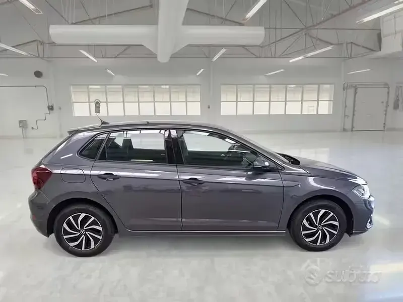 Usata VW Polo Life 95 CV (69 kW) 2023 Grigio Utilitaria