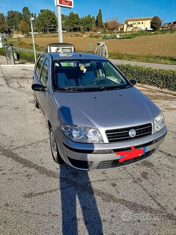 Grigio Usata 2004 Fiat Punto Tre volumi | 2400 € - Immagine 1/4