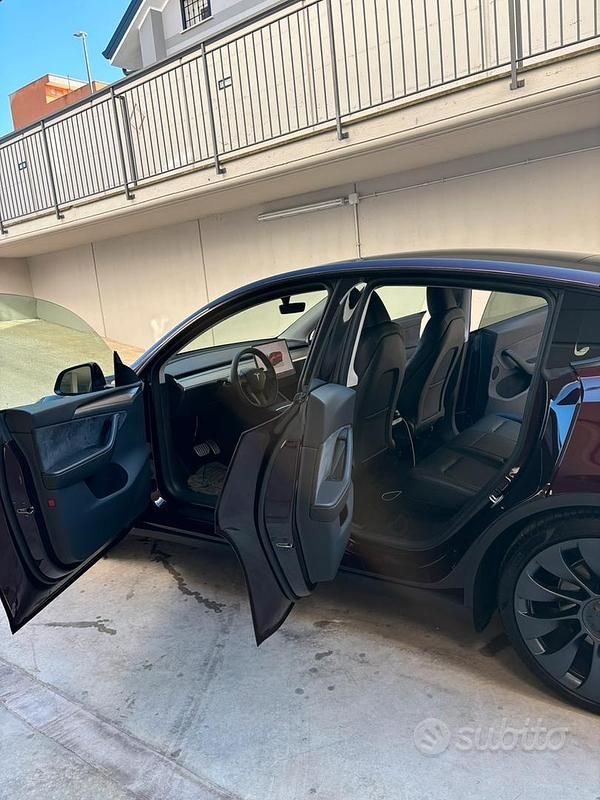 Usata Tesla Model Y Performance 459 kW (625 CV) 2024 Rosso SUV