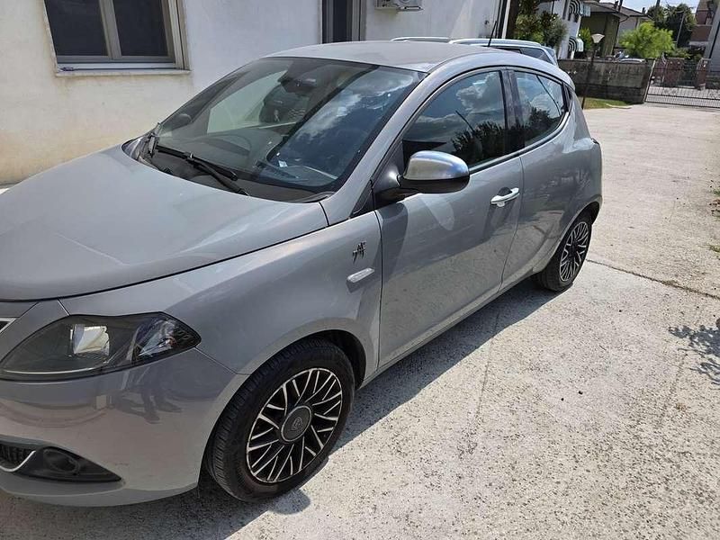 Usata 2022 Lancia Ypsilon Silver Due volumi | 11.000 € (Buon prezzo) - Immagine 1/4