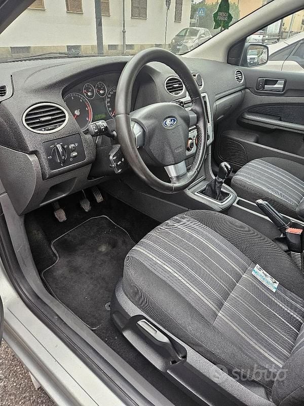 Usata Ford Focus Style 90 CV (66 kW) 2005 Grigio Station wagon