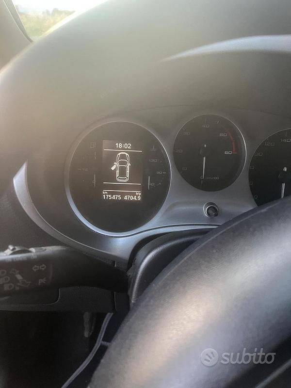 Usata Seat Leon 105 CV (77 kW) 2011 Nero Berlina