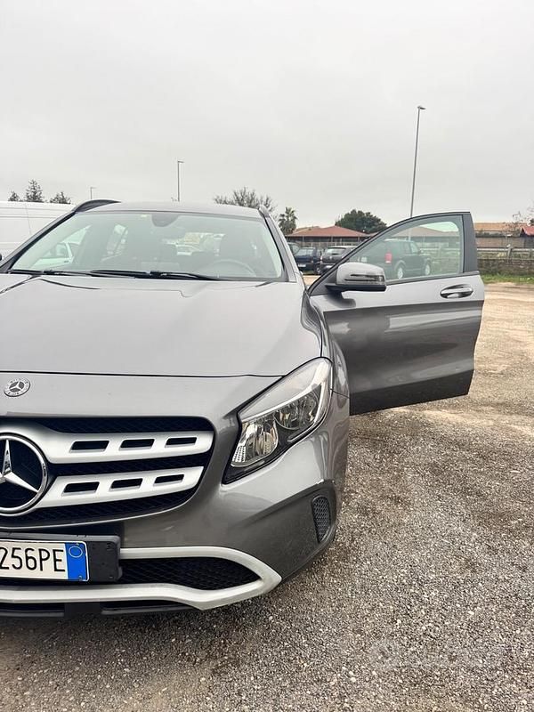 Usata Mercedes GLA180 108 CV (79 kW) 2017 Grigio SUV