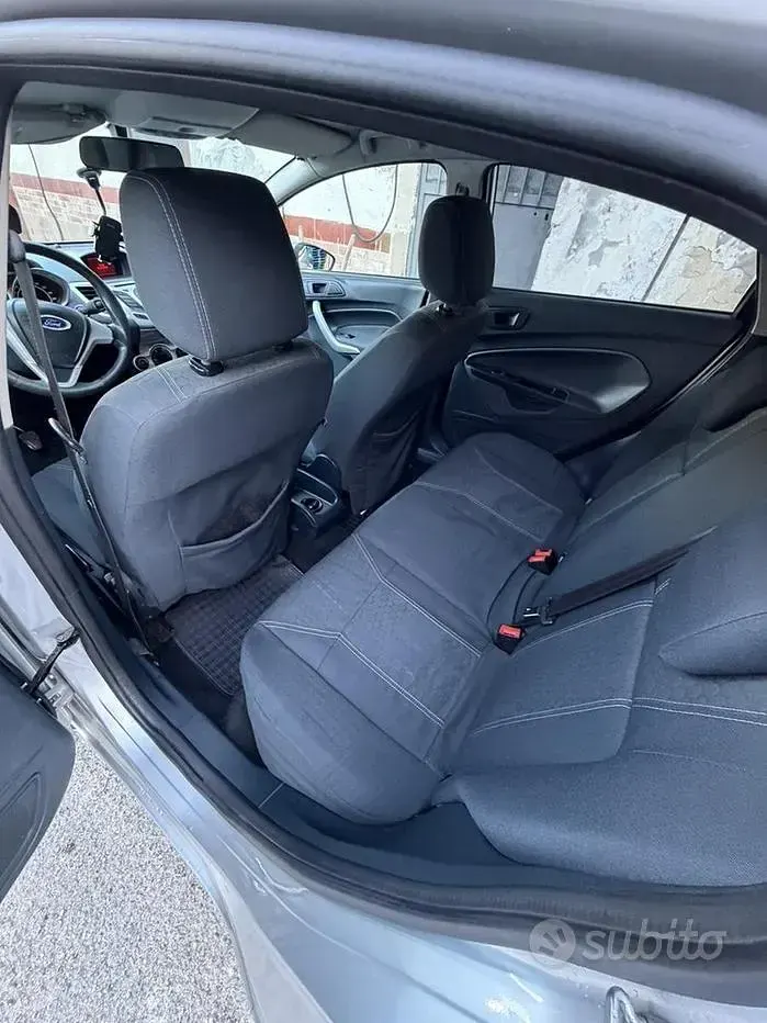 Usata Ford Fiesta 97 CV (71 kW) 2010 Grigio Berlina
