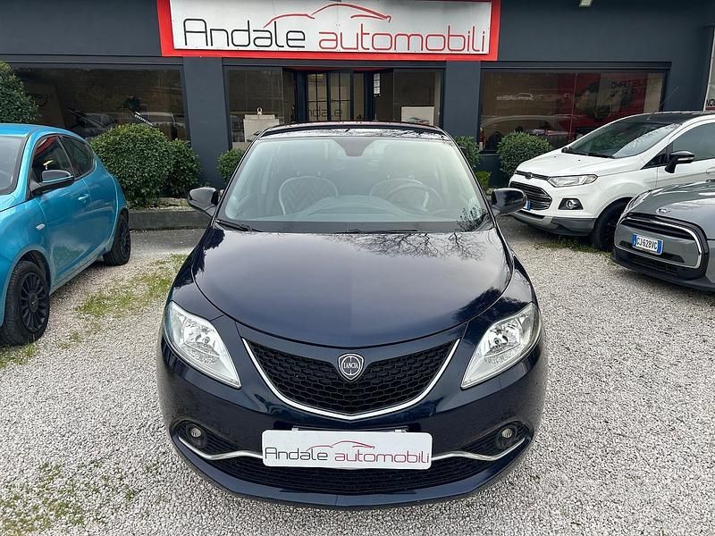 Usata Lancia Ypsilon 69 CV (50 kW) 2016 Blu Utilitaria