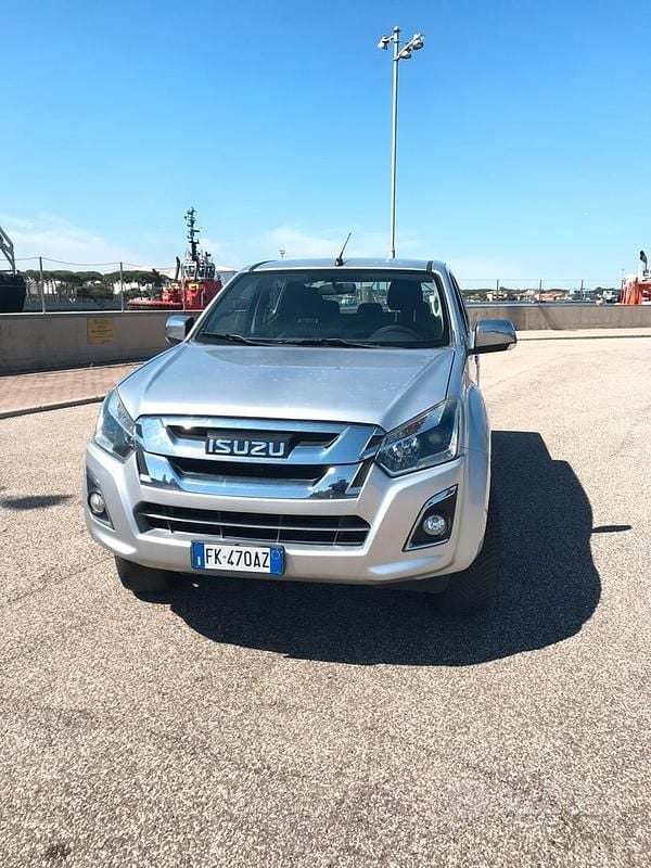Usata Isuzu D-Max 163 CV (119 kW) 2017 Grigio SUV