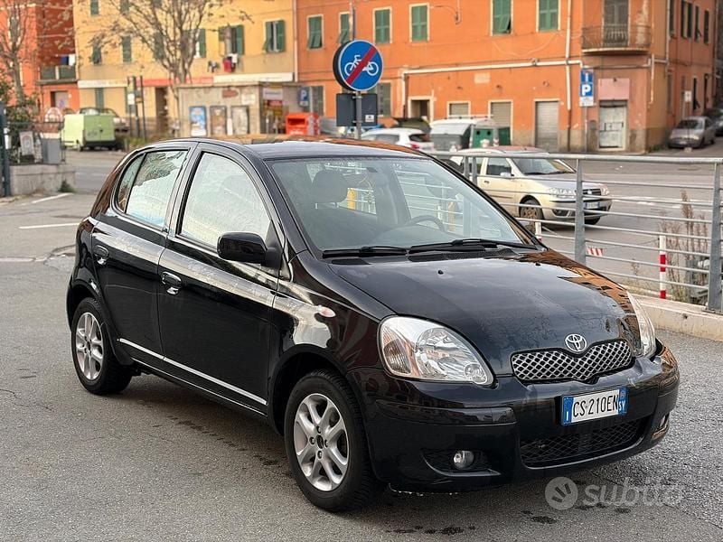 Nero Usata 2004 Toyota Yaris Tre volumi | 2300 € (Ottimo prezzo) - Immagine 1/4