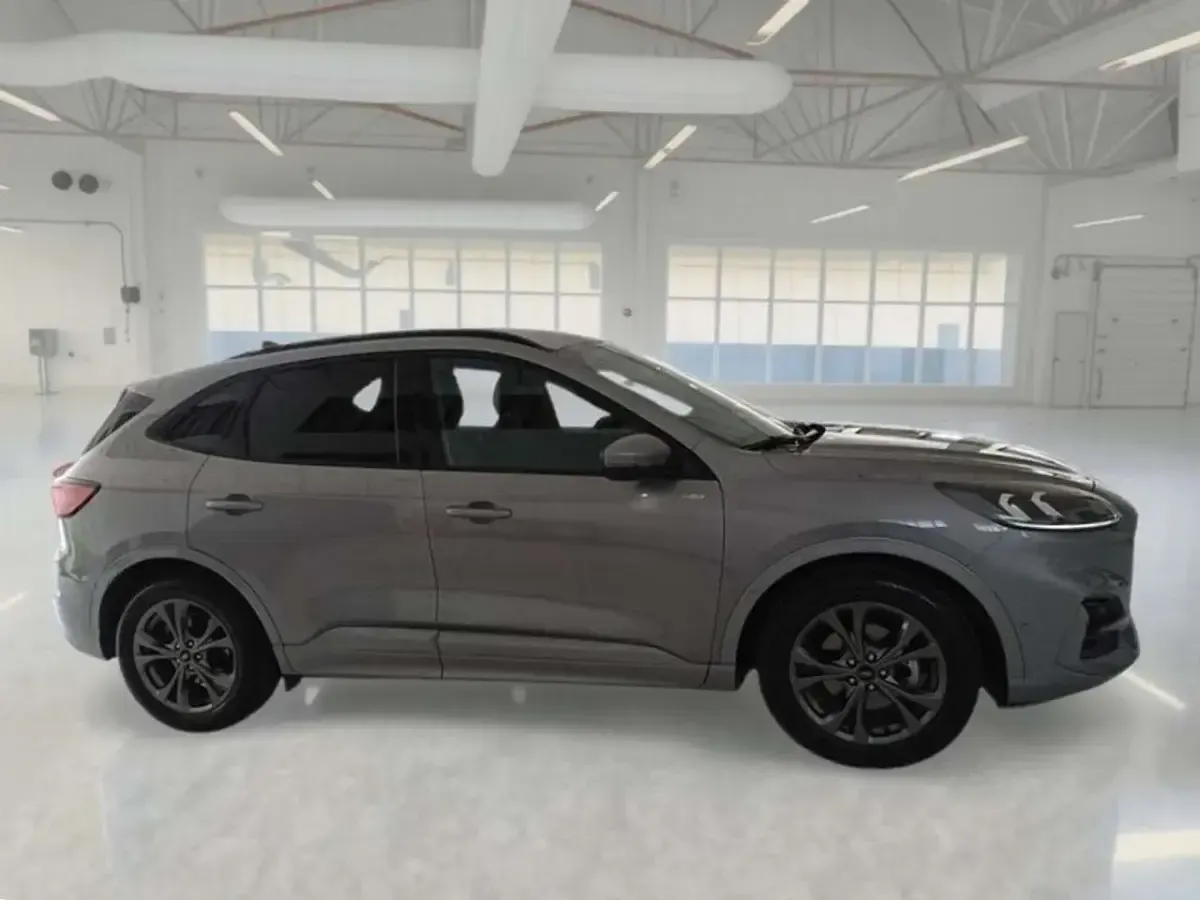 Usata Ford Kuga ST-Line 152 CV (111 kW) 2023 Grigio SUV